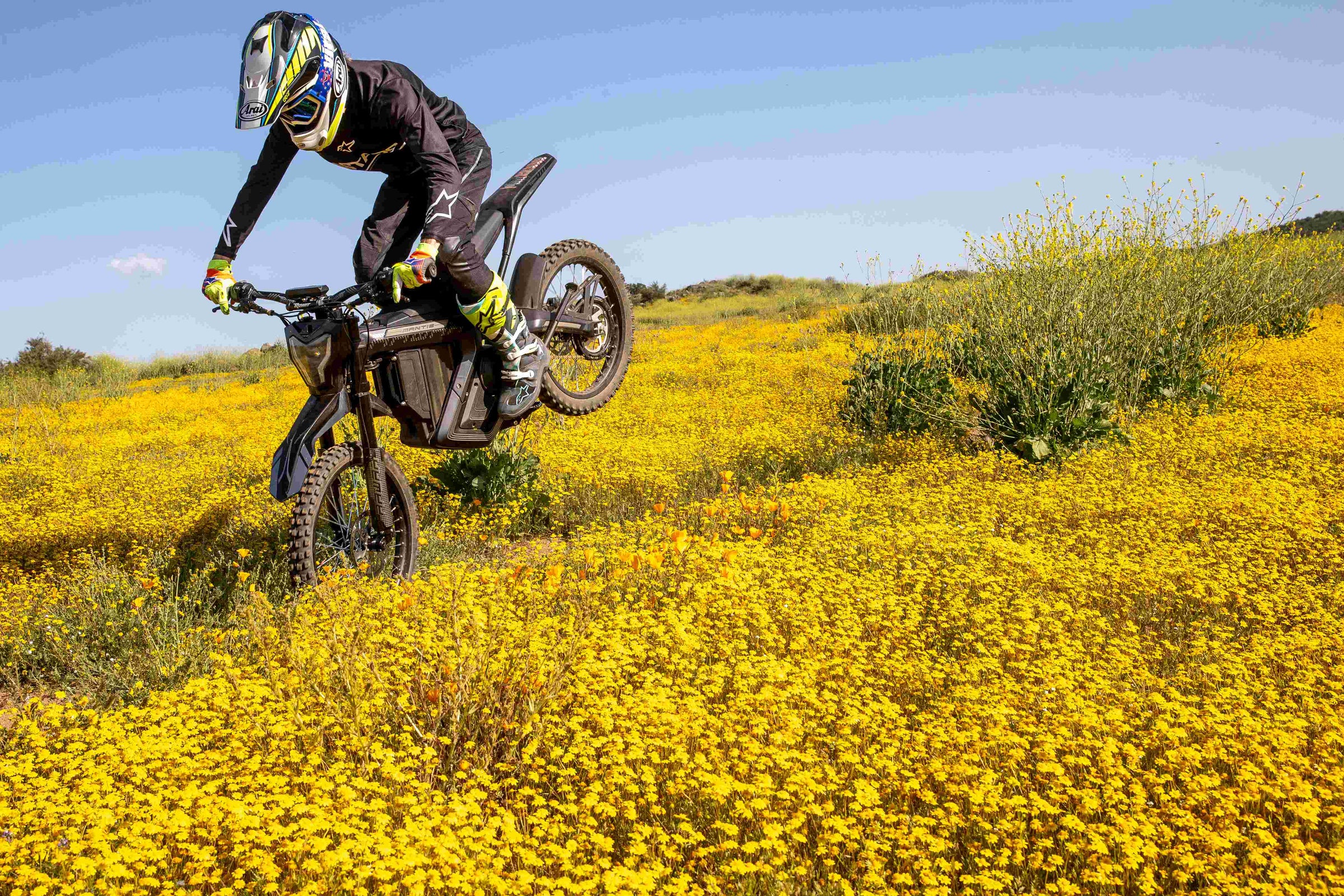 a man brakes the 72V Rawrr mantis