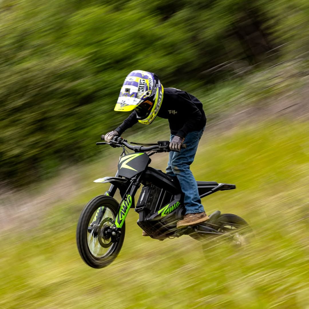 A boy jumps with Mantis Mini R